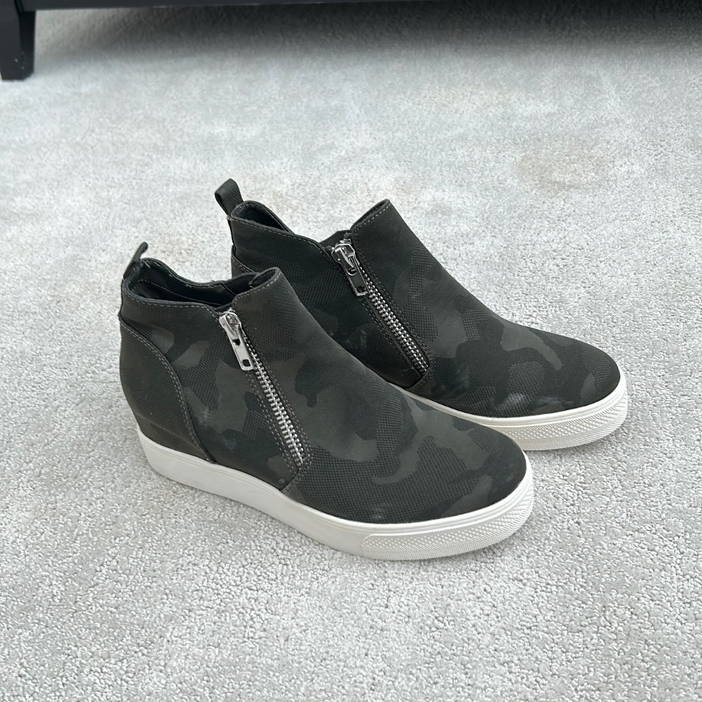 Never been worn,Steve Madden zip booties.